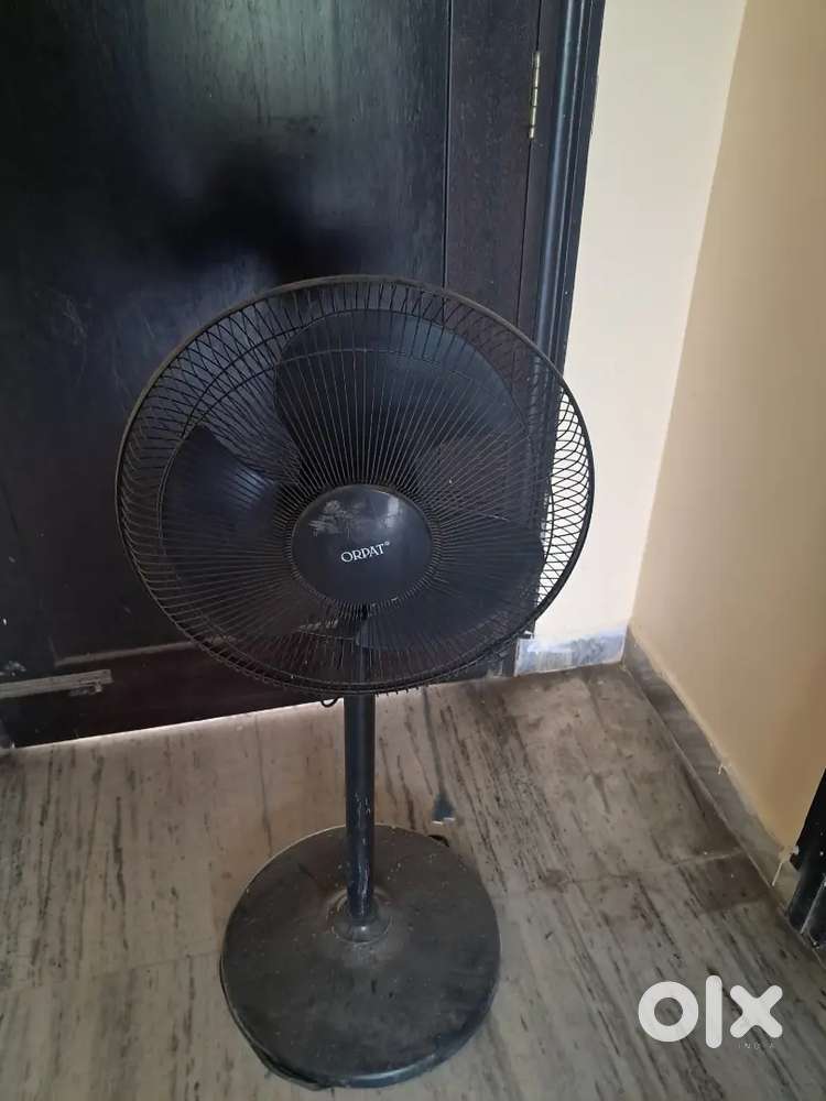 2 KIDS BICYCLES & 1 STAND FAN