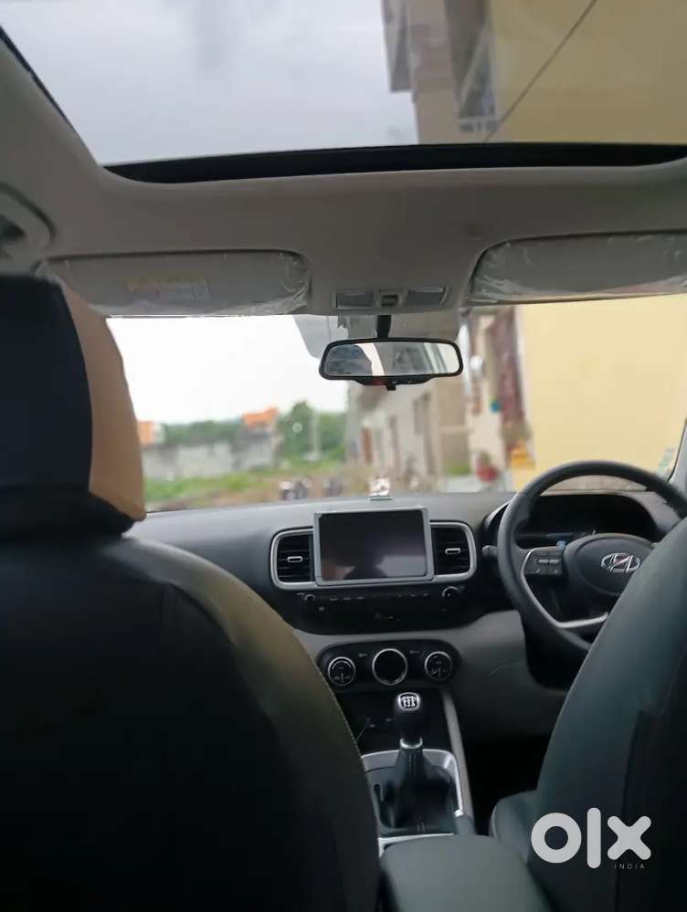 Hyundai Venue Petrol 2023 Sunroof Top Model