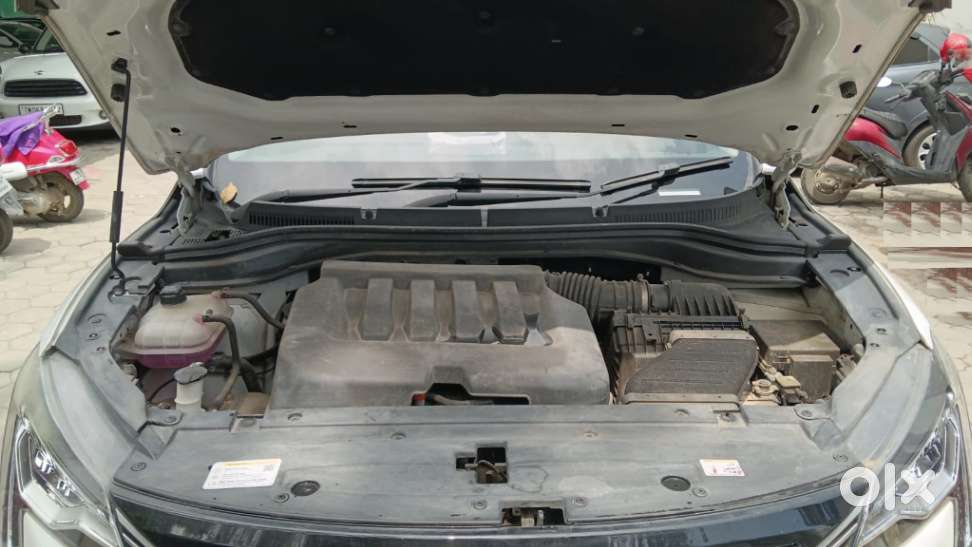 Mahindra Xuv700 2.0 Ax 5 Petrol Mt 7 Str, 2022, Petrol