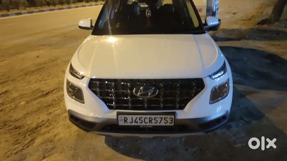 Hyundai Venue 2022 Petrol 25000 Km Driven
