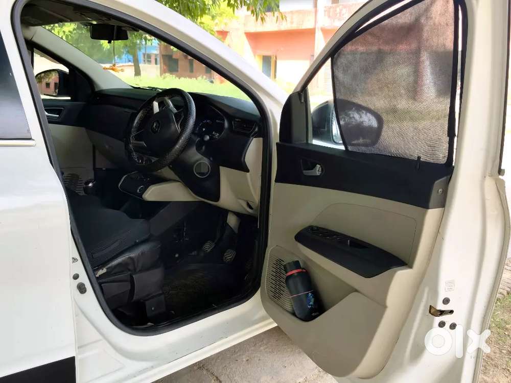 One Hand Care Tracking Car