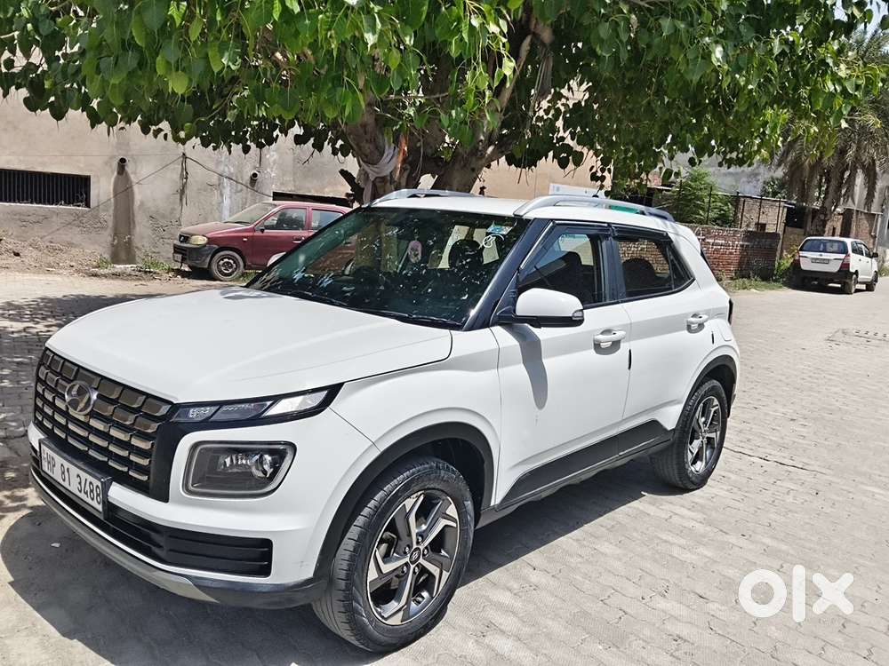 Hyundai Venue Petrol 23500 Km Driven