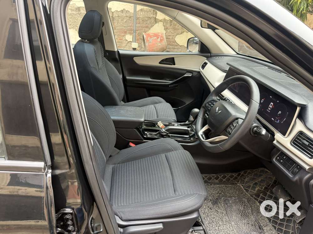 Mahindra Xuv700 2.0 Ax 5 Petrol At Str, 2025, Petrol