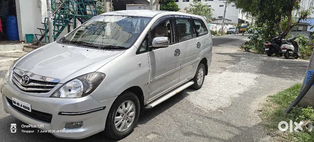Toyota Innova 2.5 V 2011 Full Option Car Showroom Condition