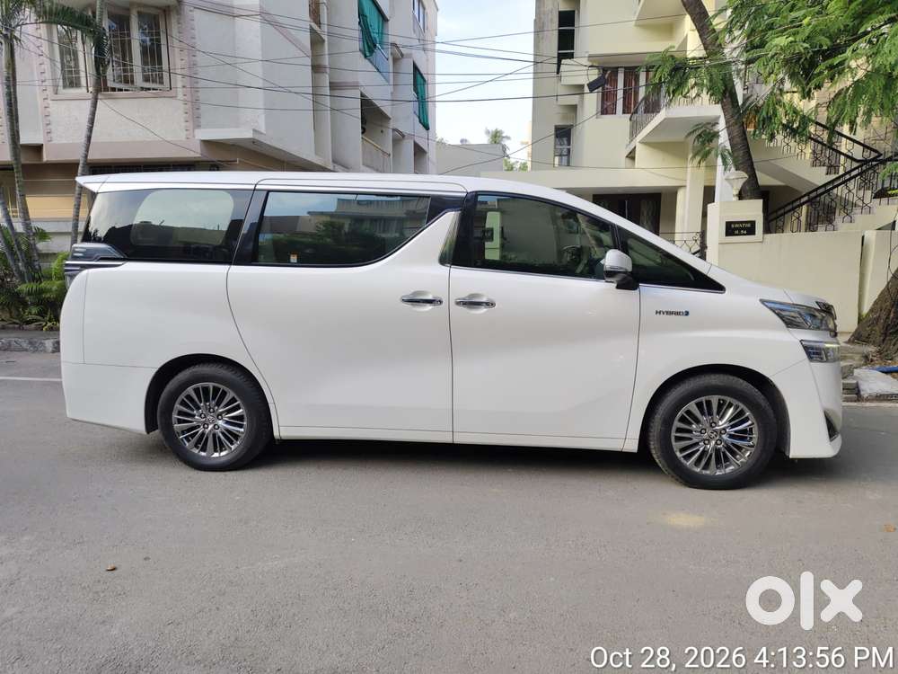 Toyota Vellfire 2.5 Executive Lounge, 2023, Petrol
