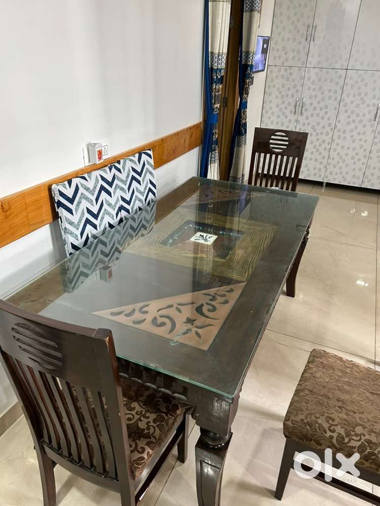 6 seater Dining table