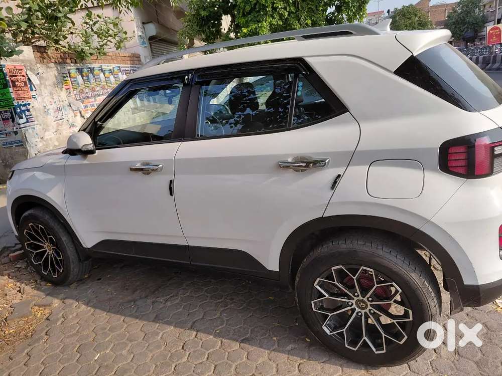 Hyundai Venue 2024 Petrol 42000 Km Driven