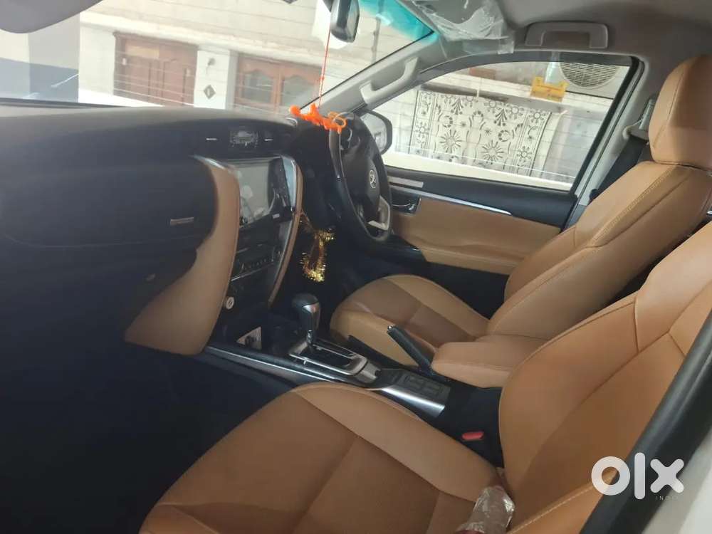Toyota Fortuner Legender 2022 Showroom Track