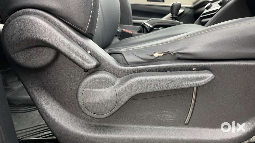Mahindra Xuv700 2.0 Mx Petrol Mt 5 Str, 2022, Petrol