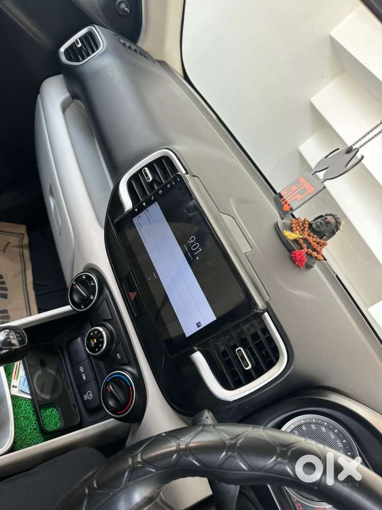 Hyundai Venue 2023 Petrol 75000 Km Driven