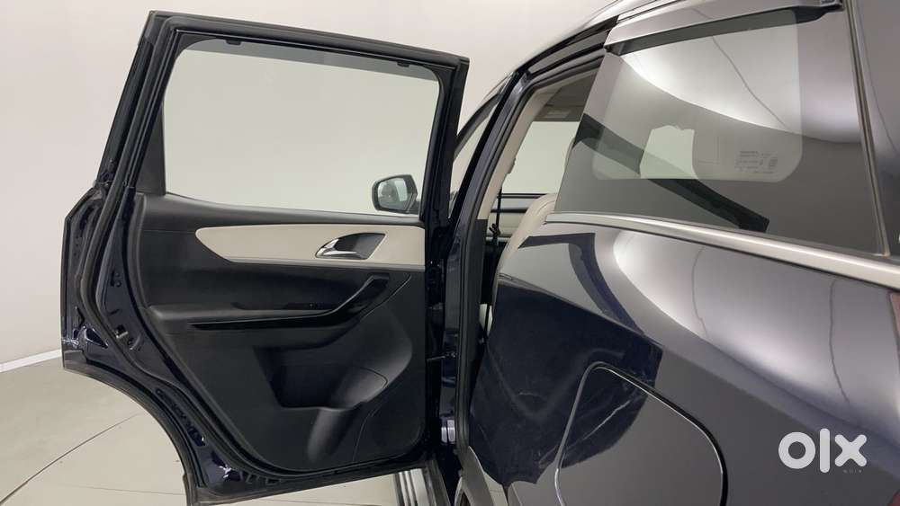 Mahindra Xuv700 2.0 Ax 7 Petrol At Luxury Pack Str, 2025, Petrol