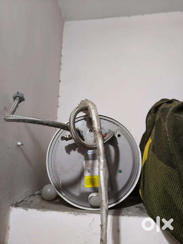 Geyser new condition hai 10/ 10 hai