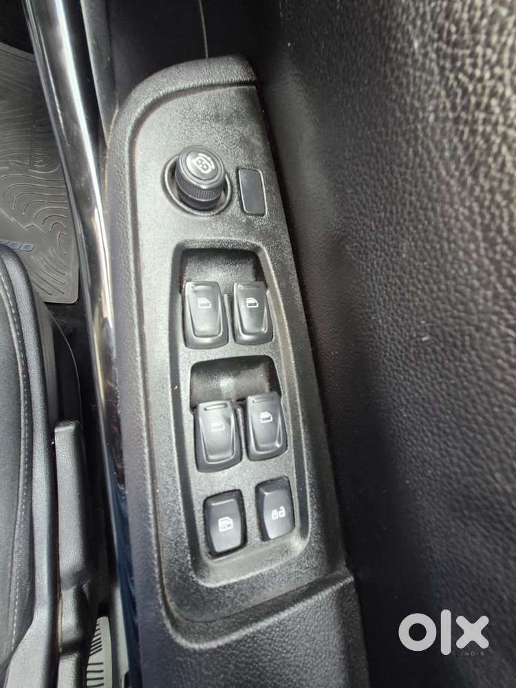 Mahindra Xuv700 Ax 5 Petrol Mt Str (e), 2022, Petrol