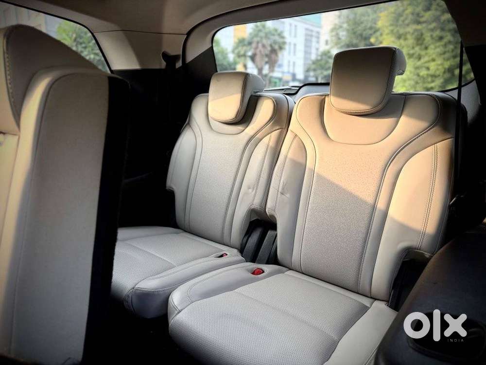 Mahindra Xuv700 2.0 Ax 7 Petrol At Str, 2023, Petrol