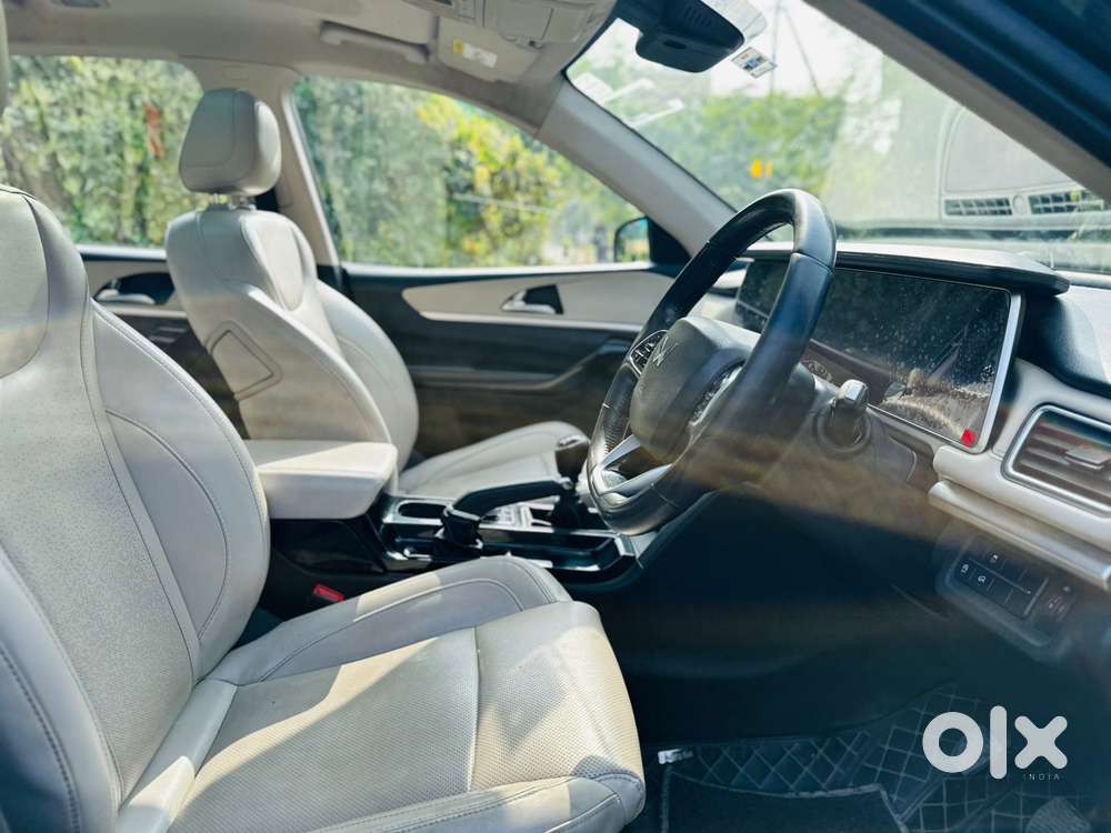 Mahindra Xuv700 2.0 Ax 7 Petrol Mt Str, 2022, Petrol