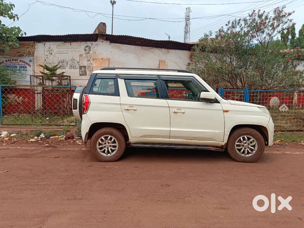 Mahindra Tuv 300 T8 2017