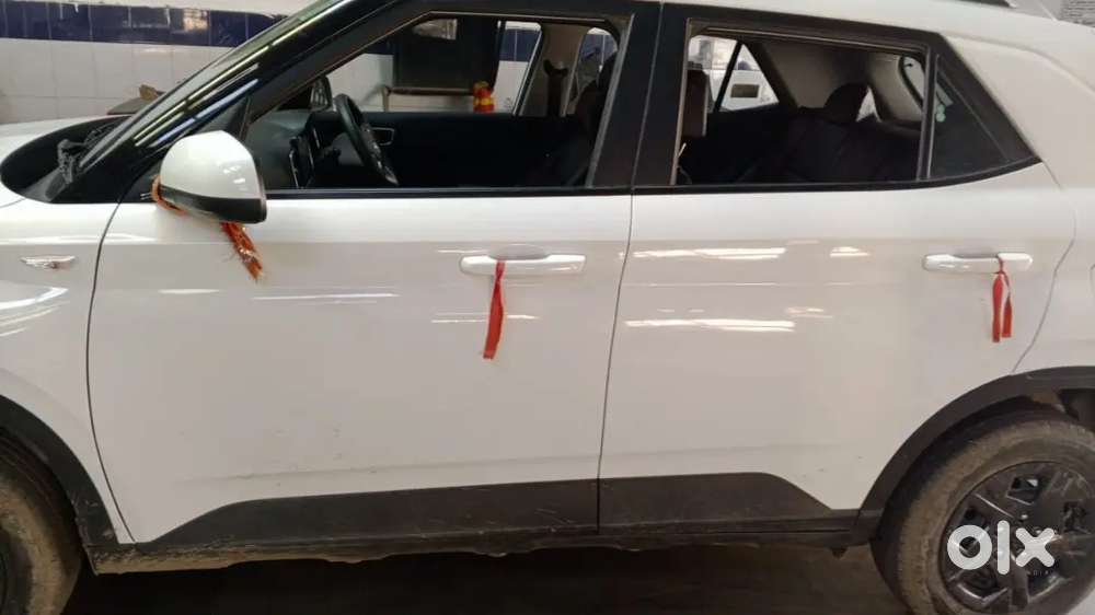 Hyundai Venue 2025 Petrol 5500 Km Driven