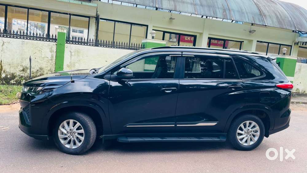 Toyota Innova Hycross, 2025