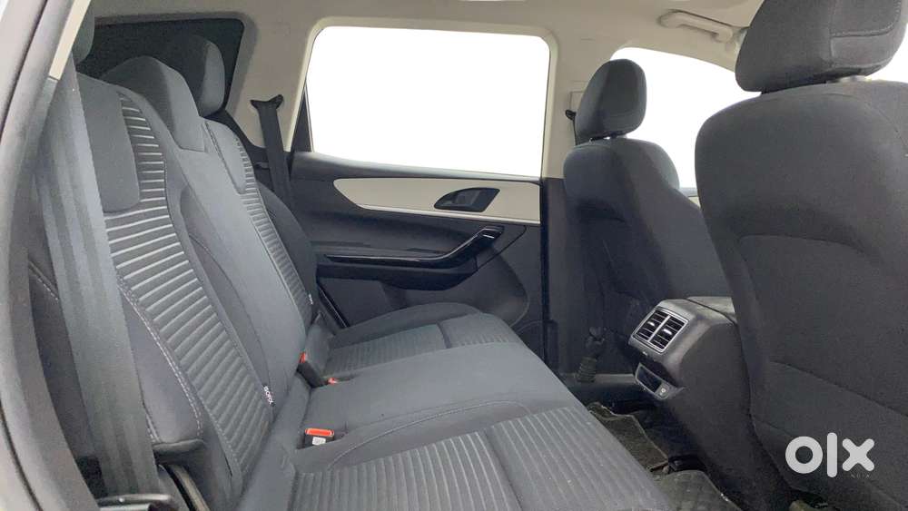 Mahindra Xuv700 2.0 Ax 5 Petrol Mt Str, 2023, Petrol