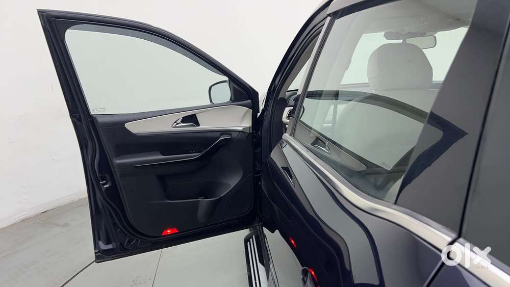 Mahindra Xuv700 2.0 Ax 7 Petrol Mt Str, 2024, Petrol
