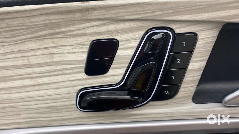 Mahindra Xuv700 2.0 Ax 7 Petrol Mt Str, 2021, Petrol