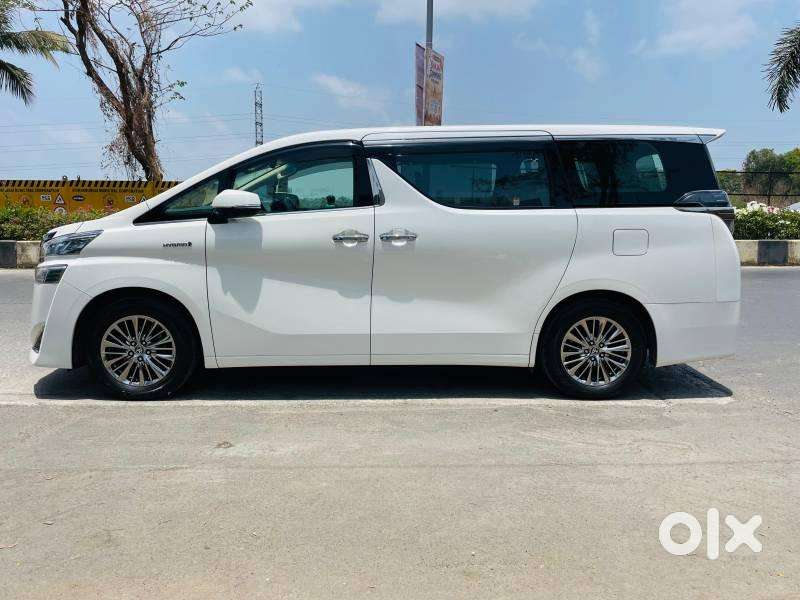Toyota Vellfire 2.5 Executive Lounge, 2023, Petrol