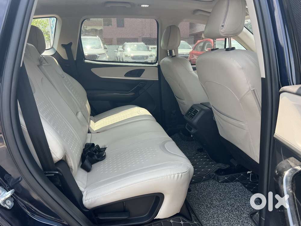 Mahindra Xuv700 2.0 Ax 5 Petrol Mt 7 Str, 2022, Petrol