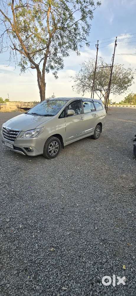 Toyota Innova Car 2.5v 7 Setar