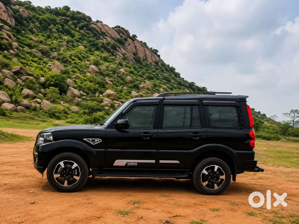 Black Mahindra Scorpio Classic 2023