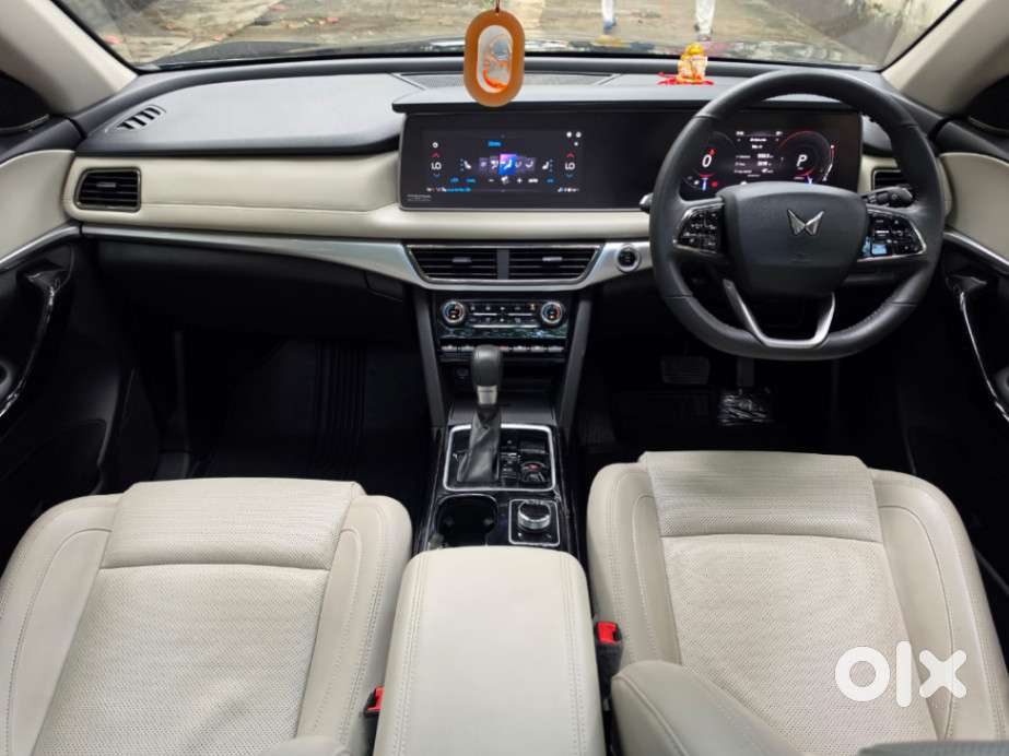 Mahindra Xuv700 2.2 Ax 7 Diesel At Luxury Pack Str Awd, 2025, Diesel
