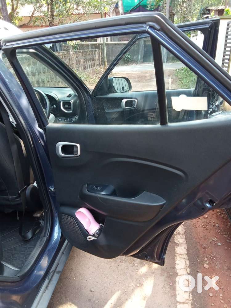2022 Hyundai Venue Petrol, Km Driven 77000