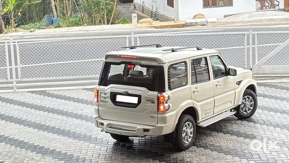 Mahindra Scorpio, 2015