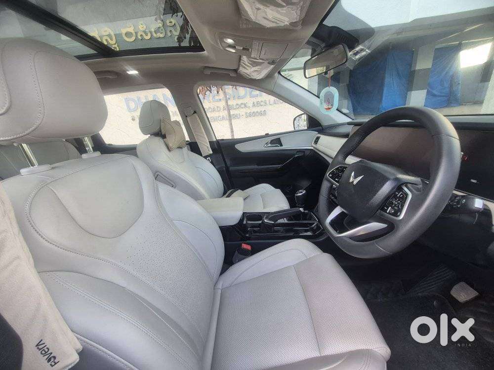 Mahindra Xuv700 2.0 Ax 7 Petrol Mt Str, 2024, Petrol