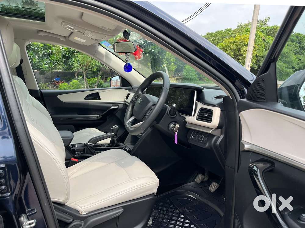 Mahindra Xuv700 Ax 5 Petrol Mt 7 Str (e), 2022, Petrol