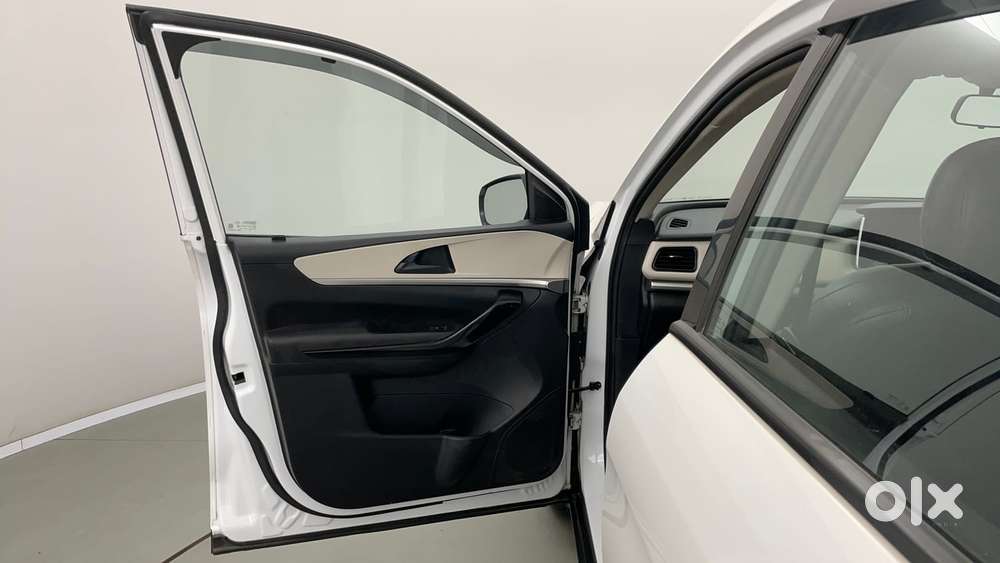 Mahindra Xuv700 2.2 Ax 5 Diesel At 7 Str, 2023, Diesel