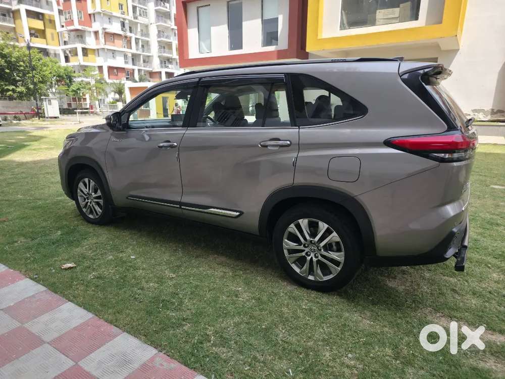 Toyota Innova Hycross 2023   Well Maintained New Tyres