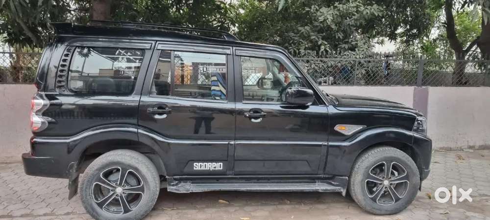 Mahindra Scorpio S10 2016