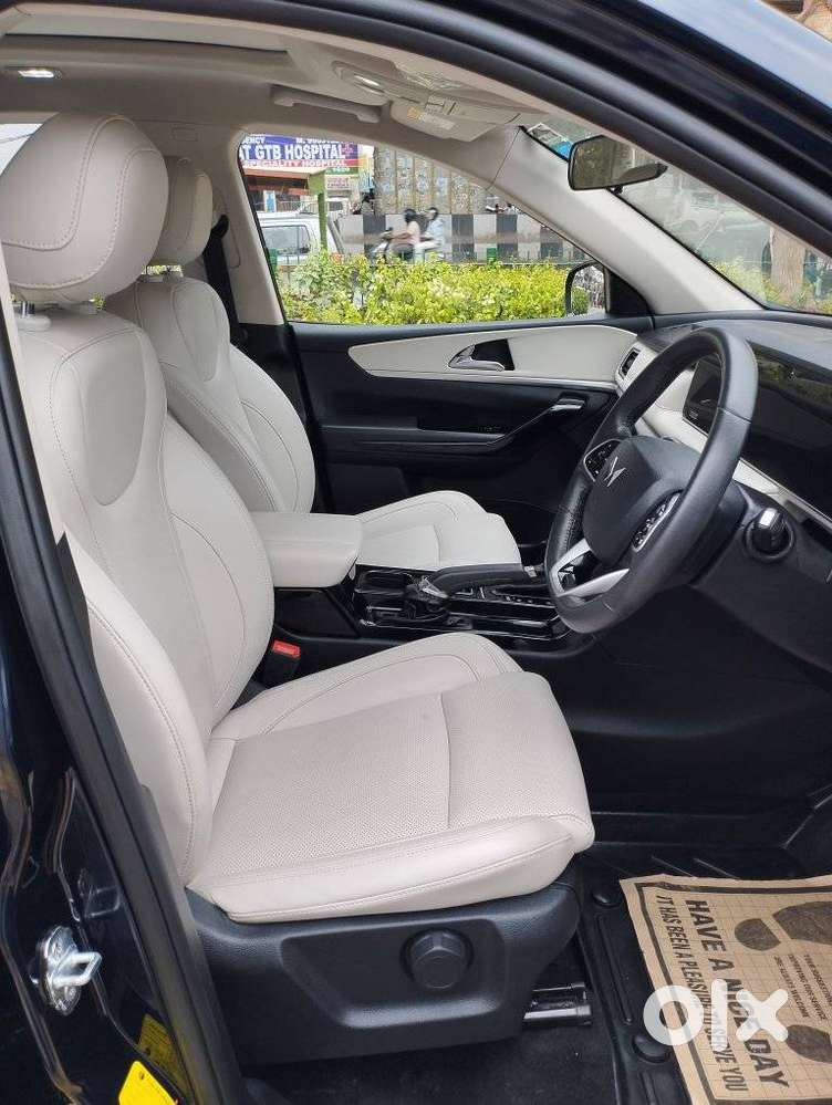 Mahindra Xuv700 2.0 Ax 7 Petrol At Str, 2024, Petrol