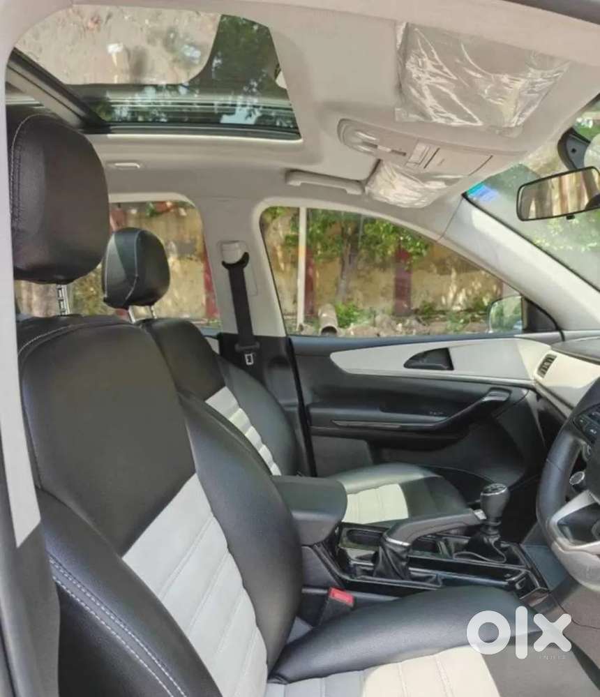 Mahindra Xuv700 2.0 Ax 5 Petrol Mt Str, 2023, Petrol