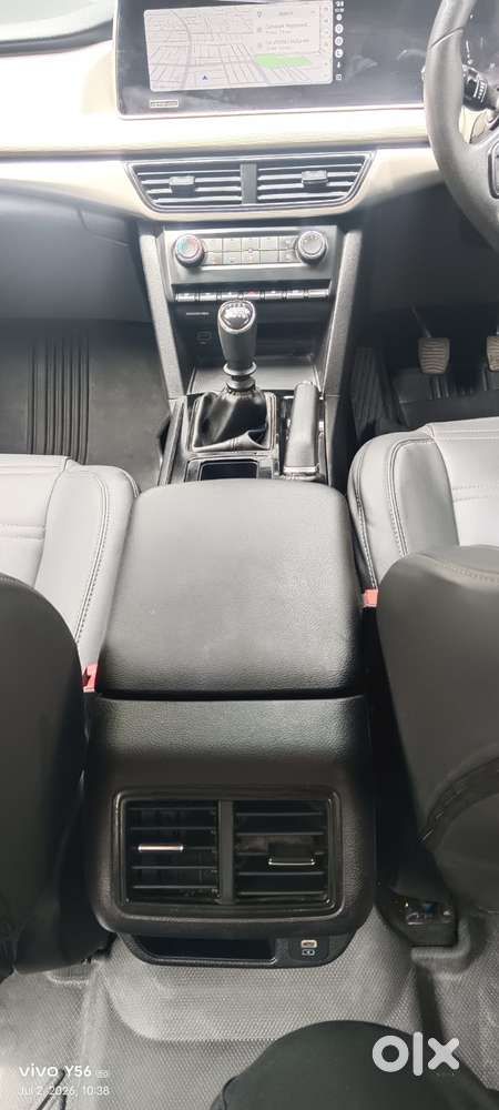 Mahindra Xuv700 Ax 3 Diesel Mt 7 Str (e), 2023, Diesel