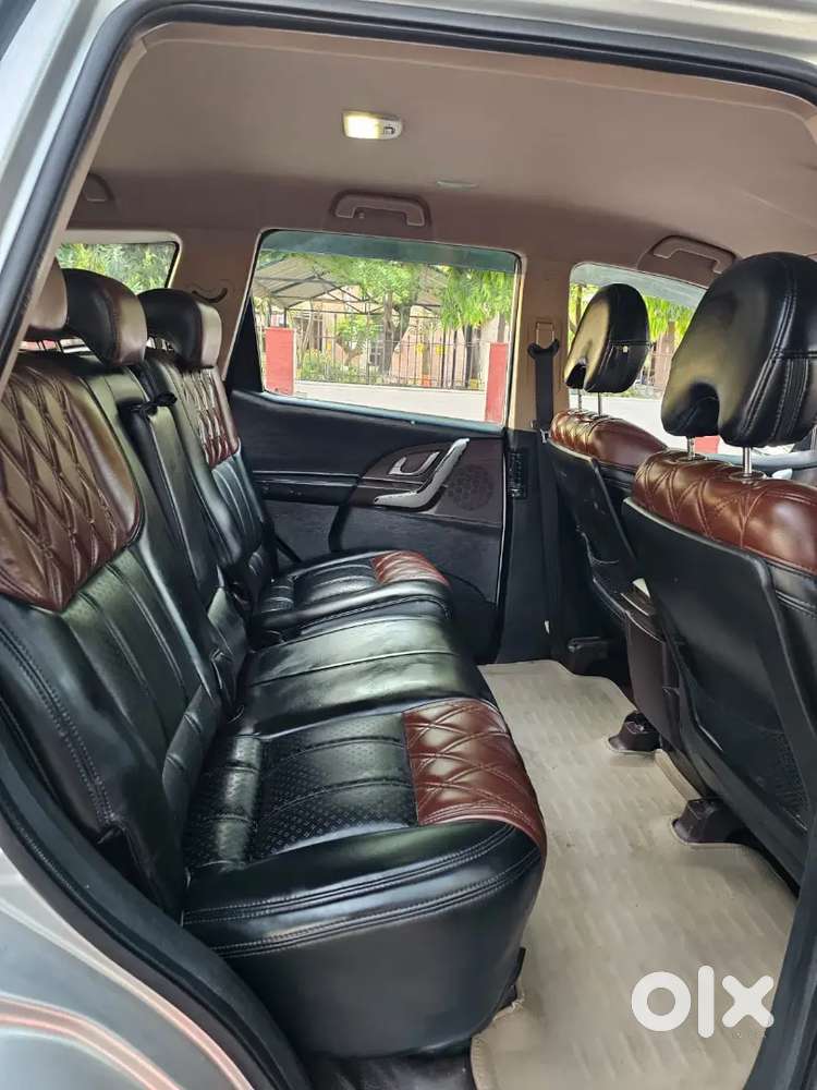 Xuv 500 W8 Top Model