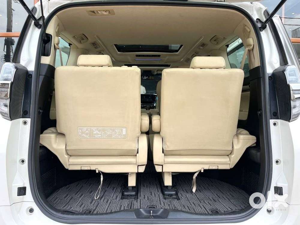 Toyota Vellfire 2.5 Executive Lounge, 2022, Petrol