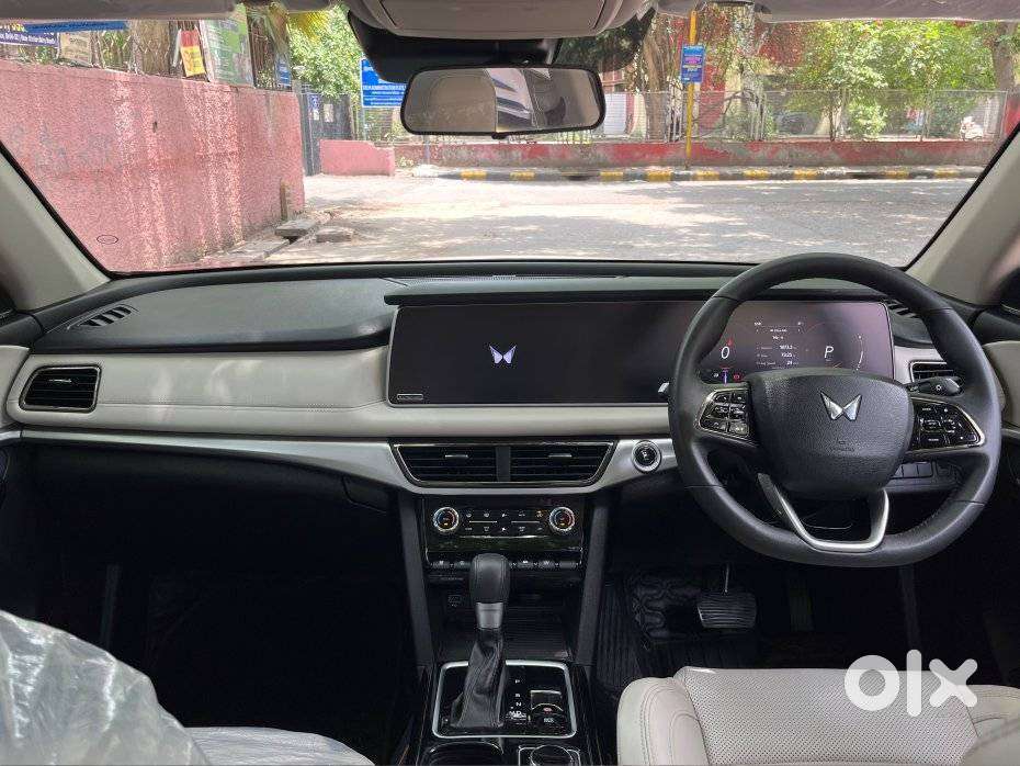 Mahindra Xuv700 2.0 Ax 7 Petrol At Luxury Pack Str, 2025, Petrol