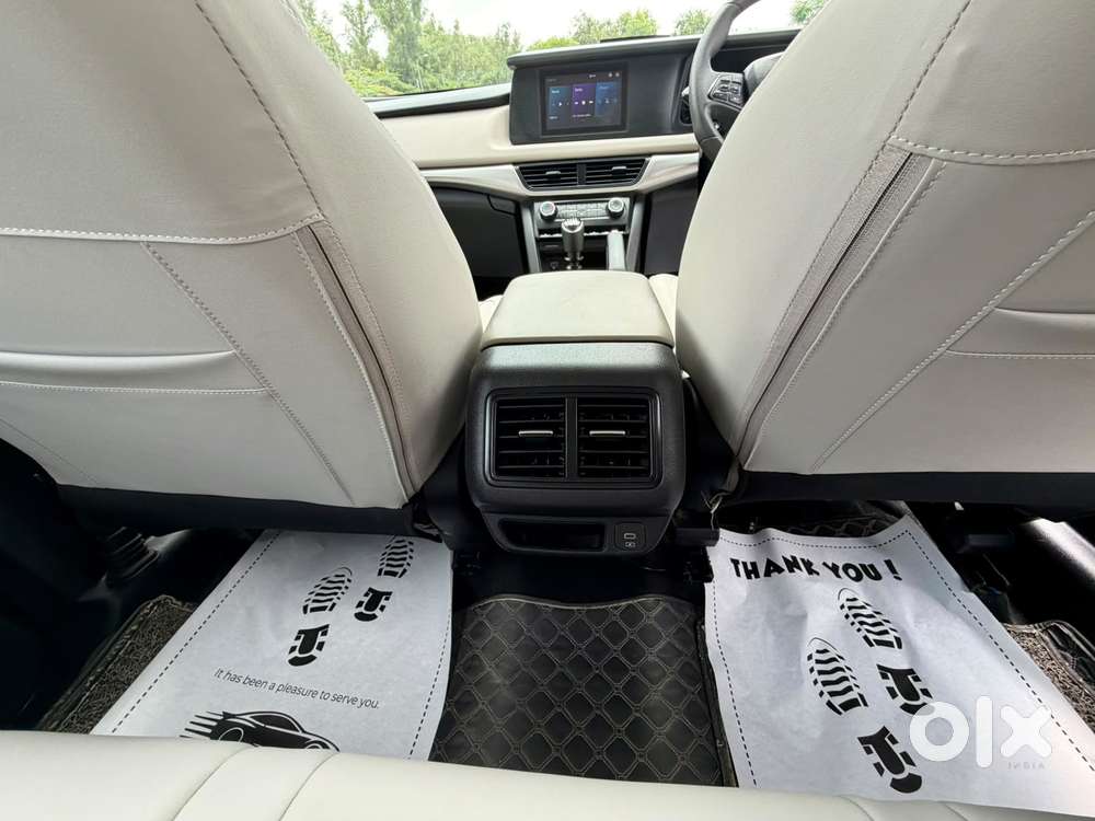 Mahindra Xuv700 Mx Petrol Mt 5 Str (e), 2024, Petrol