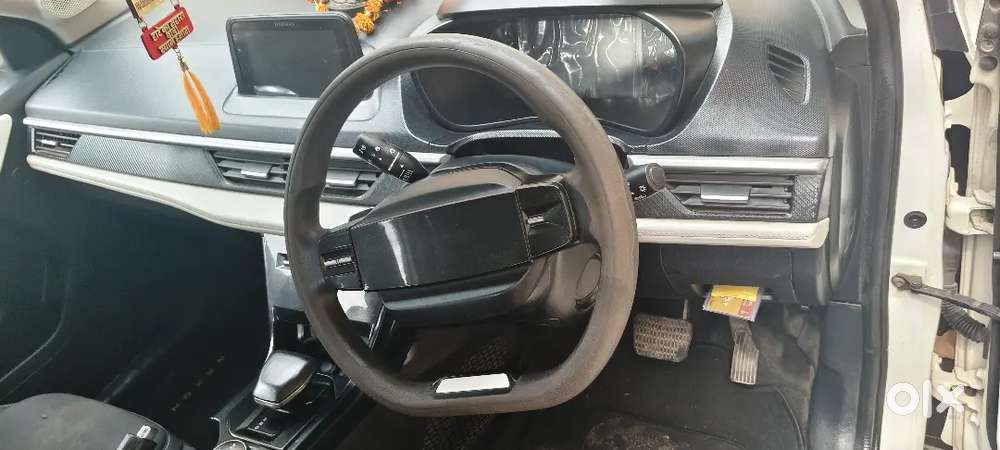 Tata Nexon Creative Amt Petrol White Color New Car