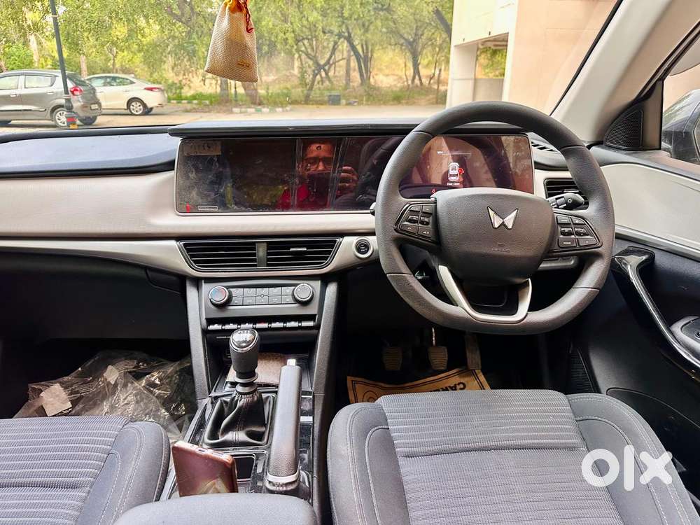 Mahindra Xuv700 2.0 Ax 5 Petrol Mt 7 Str, 2024, Petrol