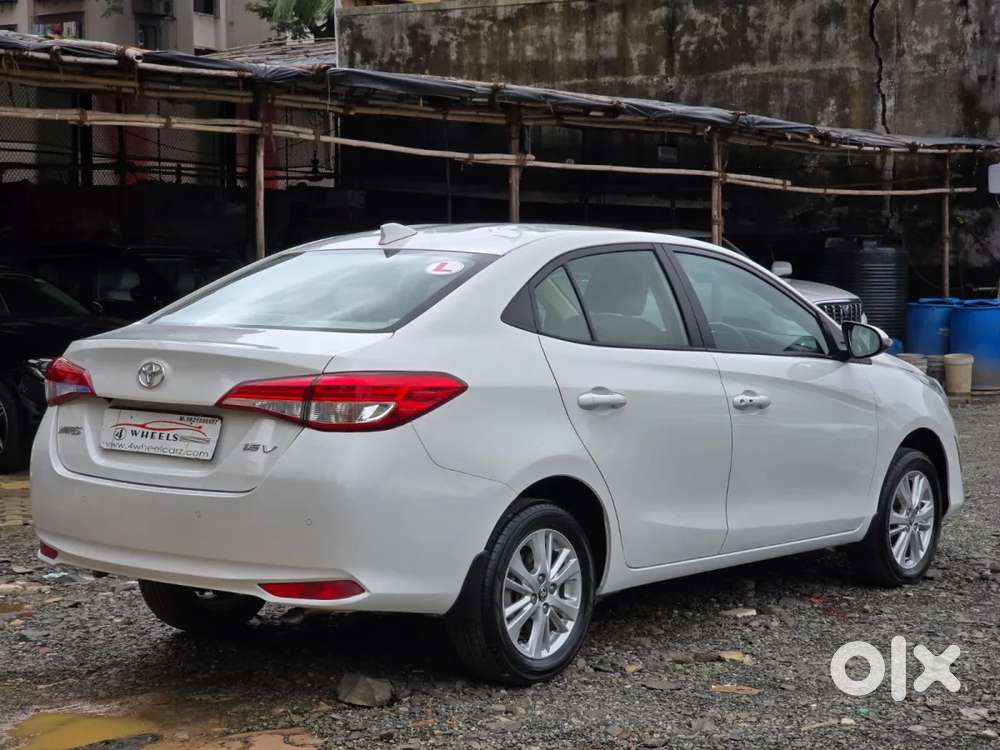 Toyota Yaris V Cvt, 2018, Petrol