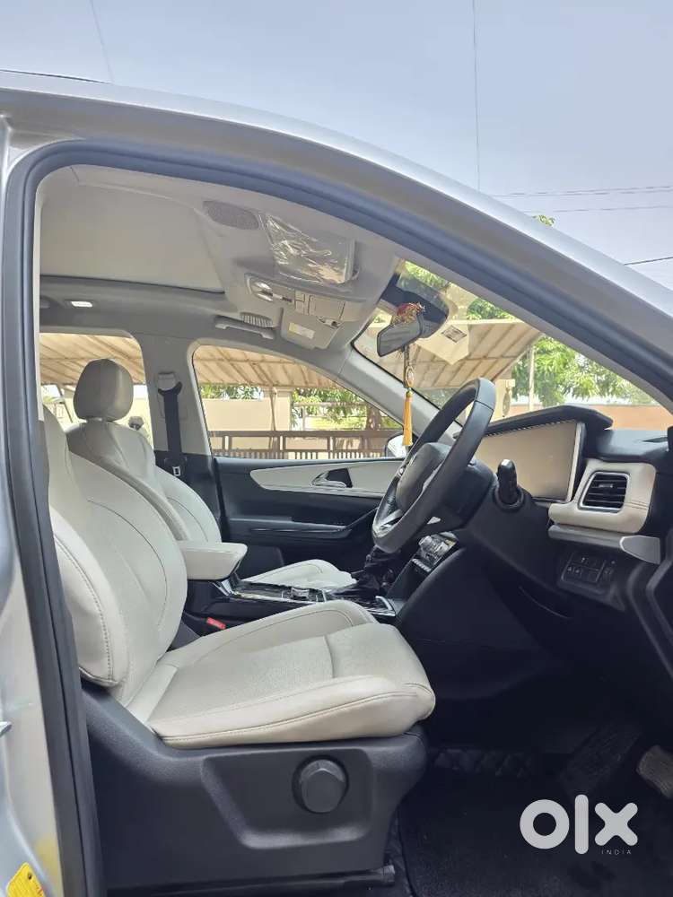 Mahindra Xuv700 2023 Petrol Well Maintained