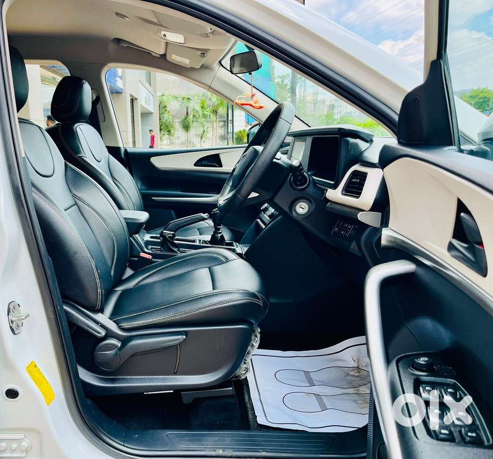 Mahindra Xuv700 Mx Petrol Mt 5 Str (e), 2022, Petrol