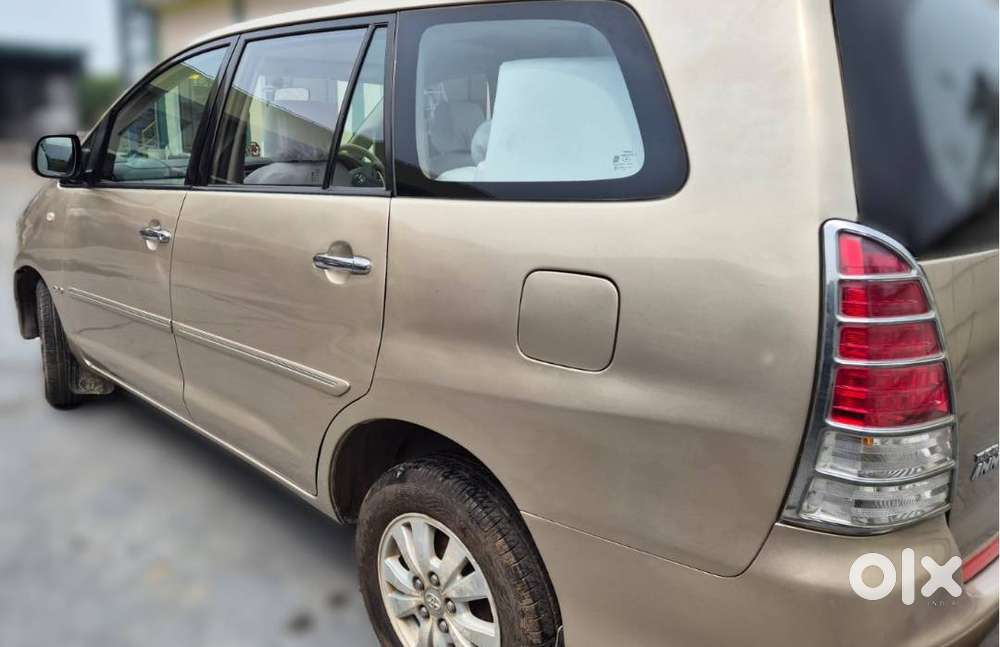 Toyotainnova 2.5v 8seater Diesel